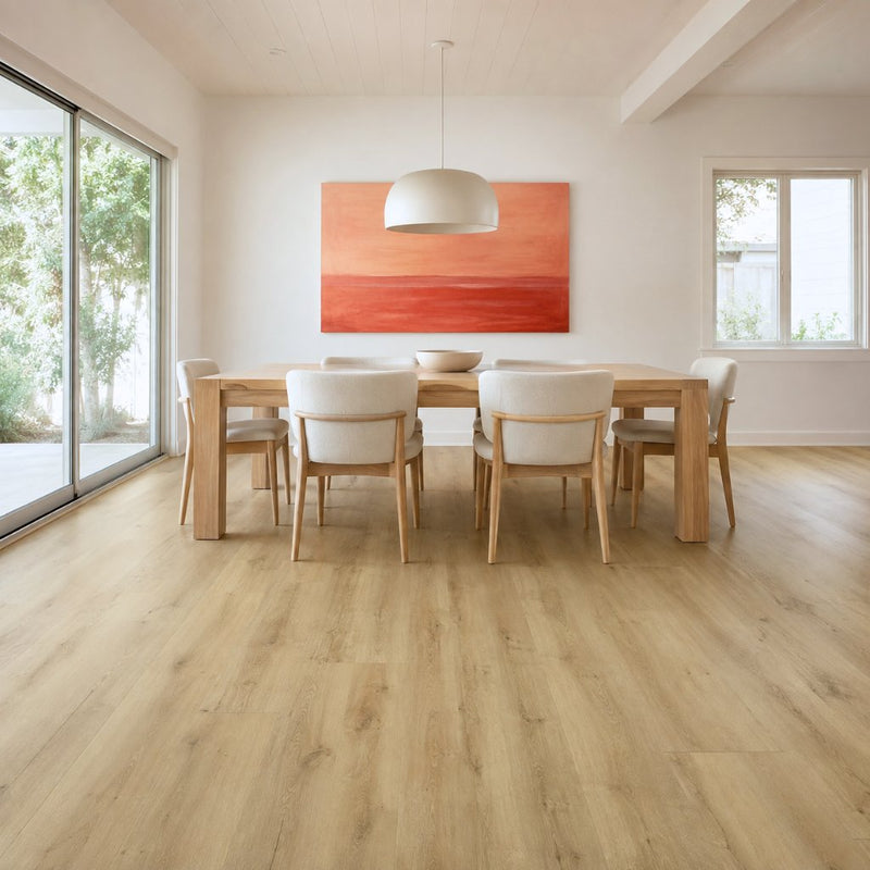 Klick Vinyl Eiche Aliva hell Landhausdiele im Esszimmer mit Holztisch
