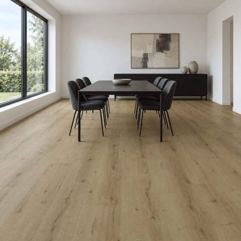 Vinylboden Eiche Ambia hell im Esszimmer mit schwarzem Tisch und anthrazitfarbenen Stühlen von Floor4all