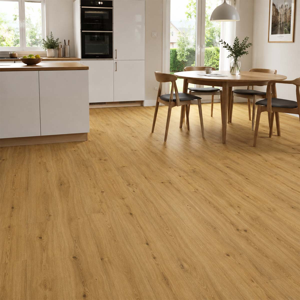 Klick Vinyl Eiche Ara in heller Küche mit Essbereich und Naturblick