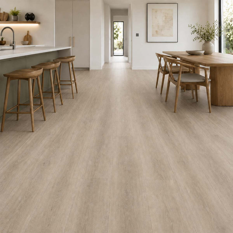 Klick Vinyl Eiche Beige Gekalkt in moderner Küche mit Essbereich