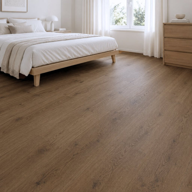 Klick Vinyl Eiche Castle im hellen Schlafzimmer mit warmer Eichenoptik von Floor4all