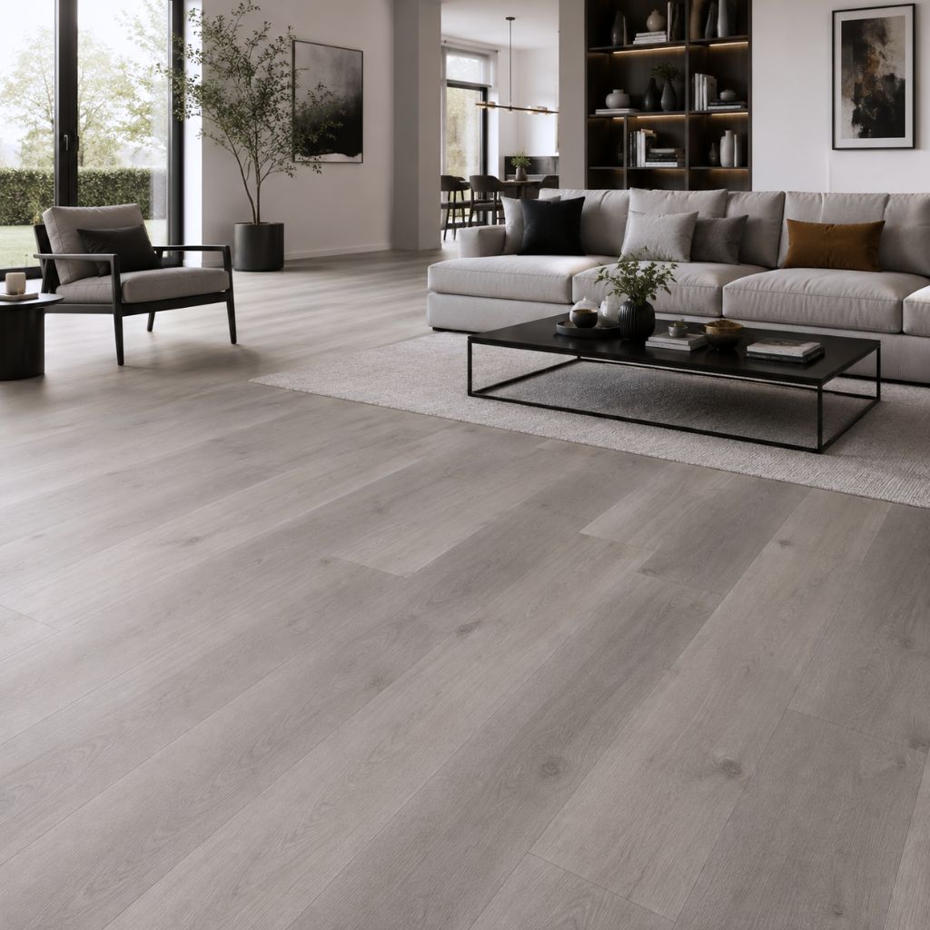 Klick Vinyl Eiche Check One Lausitz im Breitdielenformat in einem hellen Wohnzimmer
