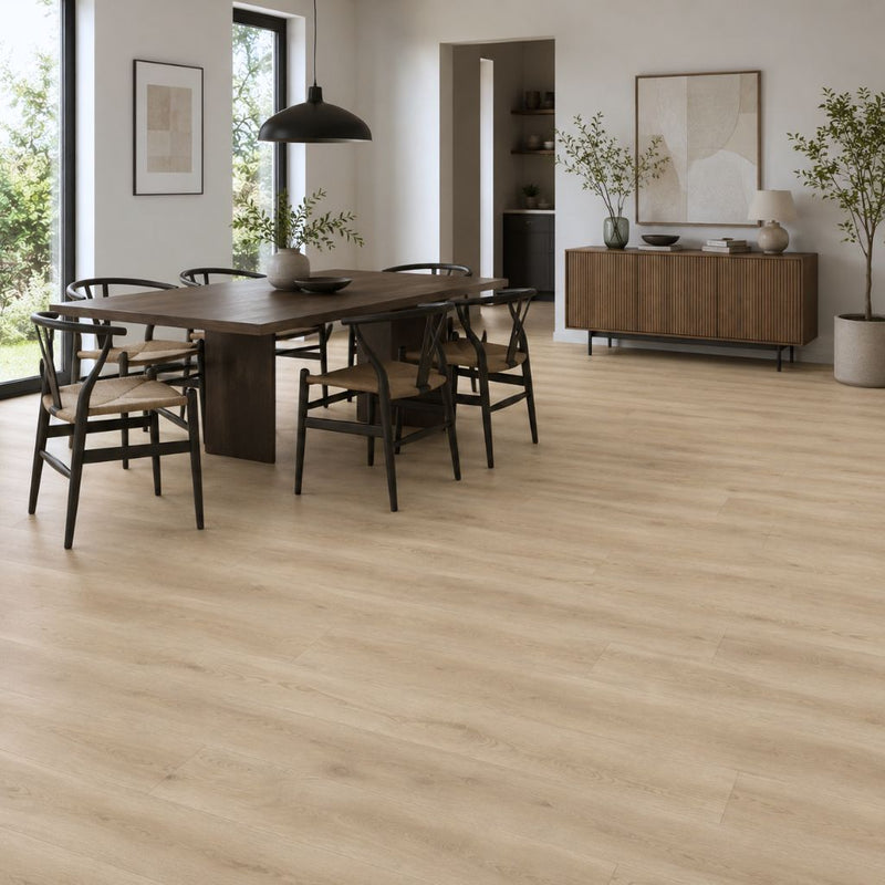 Klick Vinyl Eiche Holzoptik Natur Elva im Esszimmer mit dunklem Holztisch und Sideboard von Floor4all
