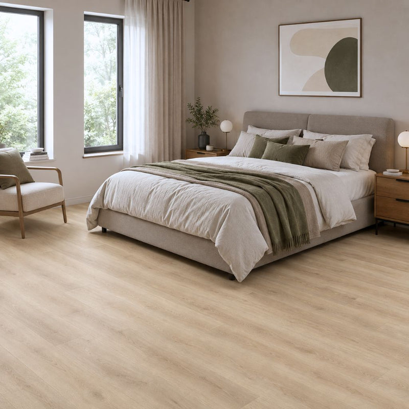 Klick Vinyl Eiche Holzoptik Natur Elva im hellen Schlafzimmer mit warmen Naturtönen von Floor4all