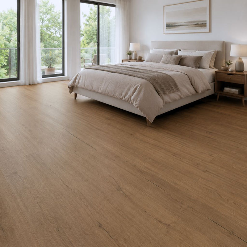 Klick Vinyl Eiche Fors in warmer Eichenoptik in einem hellen Schlafzimmer