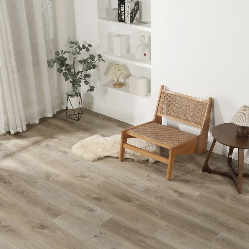 Klick Vinyl Solid Pure in heller Eichenoptik im Wohnraum mit Rattan-Sessel und Lammfell von Floor4all