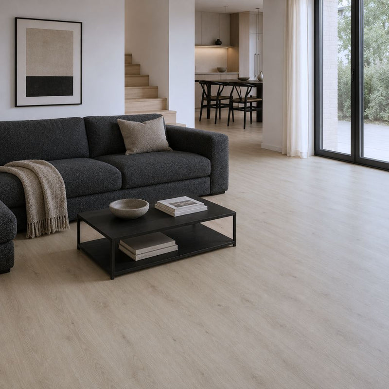Offenes Wohnzimmer mit hellem Vinylboden in natürlicher Eichenoptik und dunklen Möbeln von Floor4all