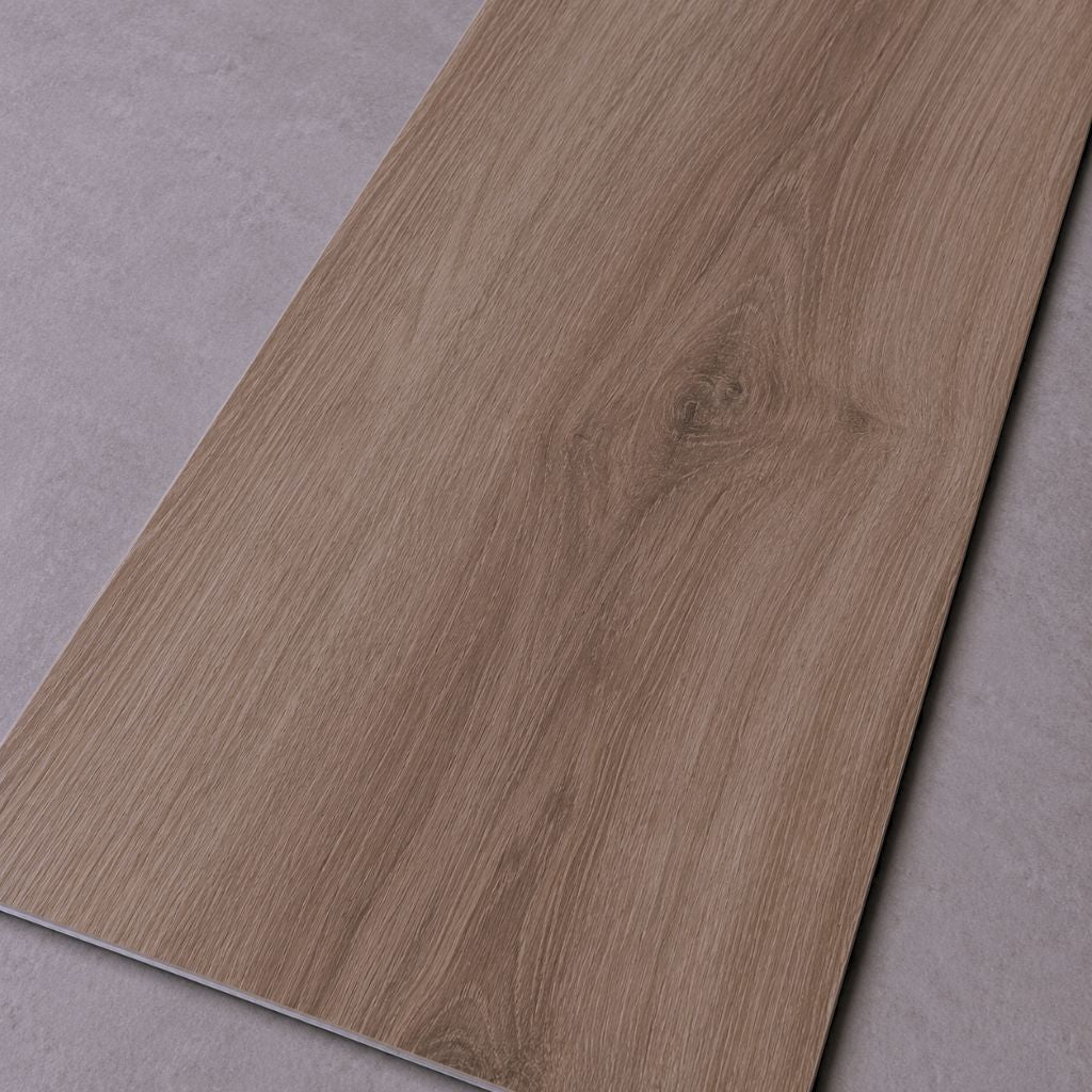 Nahaufnahme einer Vinyldiele in Eiche Natur Braun mit naturgetreuer Maserung und feiner Holzstruktur