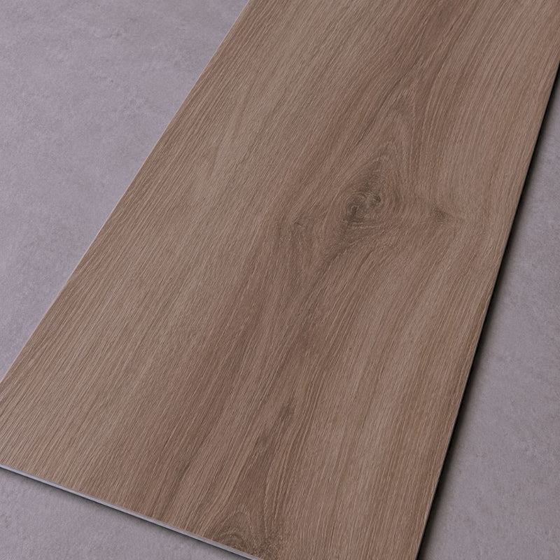 Nahaufnahme einer Vinyldiele in Eiche Natur Braun mit naturgetreuer Maserung und feiner Holzstruktur