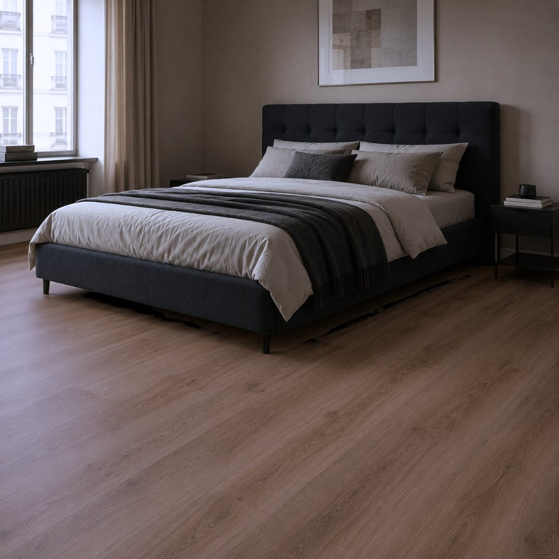 Schlafzimmer mit Klick Vinylboden in Eiche Natur Braun, dunklem Bettgestell und warmer, wohnlicher Atmosphäre