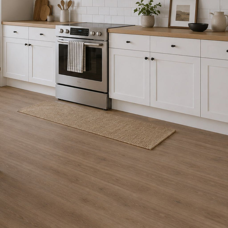 Moderne Küche mit Klick Vinyl Eiche Padua Landhausdiele zeigt wasserfeste Robustheit und elegante Wärme im Küchenbereich