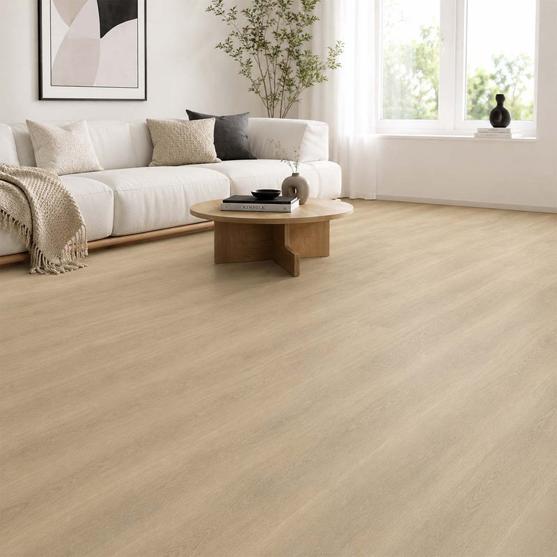 Klick Vinyl Eiche Hell Solid Pure mit Trittschall in einem hellen modernen Wohnzimmer ohne sichtbare Fugen