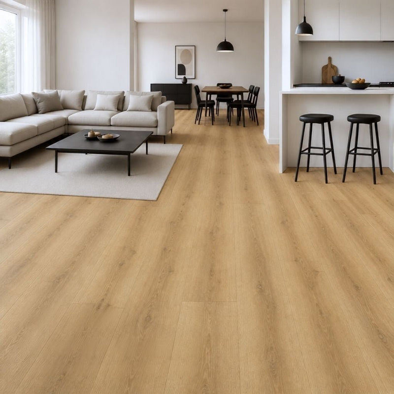 Offene Wohnräume mit Eiche Stev – Durchblick Wohnzimmer zu Essbereich, helle Einrichtung, zusammenhängend elegant