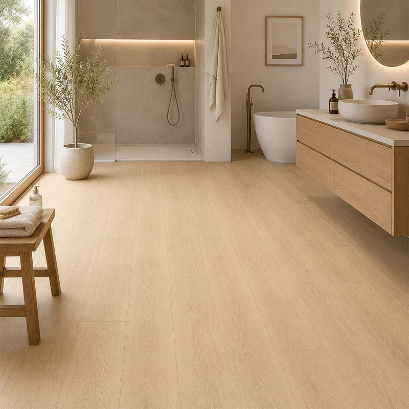 Minimalistisches Badezimmer im Zen-Stil mit Klick Vinyl Eiche Torsby in heller Eichenoptik und natürlichem Licht.