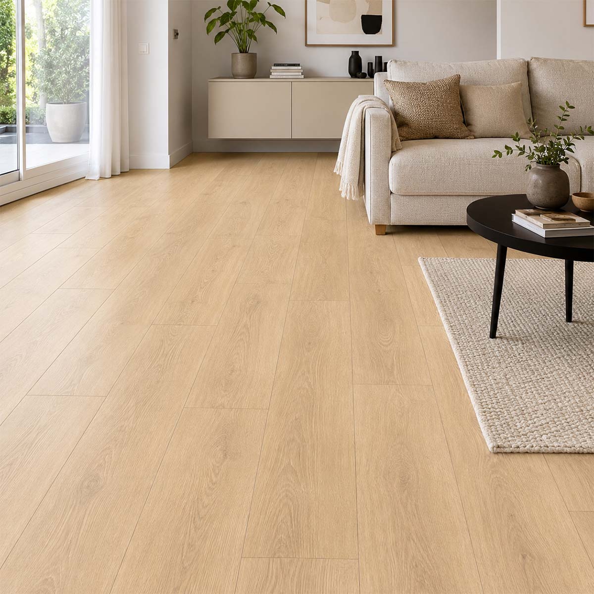 Helles skandinavisches Wohnzimmer mit Klick Vinyl Eiche Torsby in natürlicher Holzoptik und integrierter Trittschalldämmung.