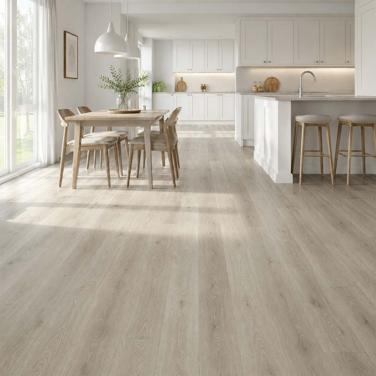 Klick Vinyl Eiche Trendi in einer modernen weißen Küche mit Essbereich, Holztisch und viel Tageslicht