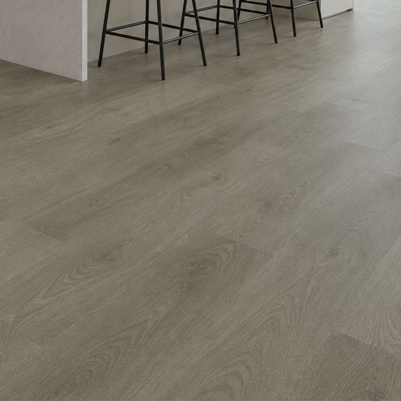Nahaufnahme verlegter Landhausdielen Eiche Trento mit feiner Maserung und dezenten Fugen von Floor4all