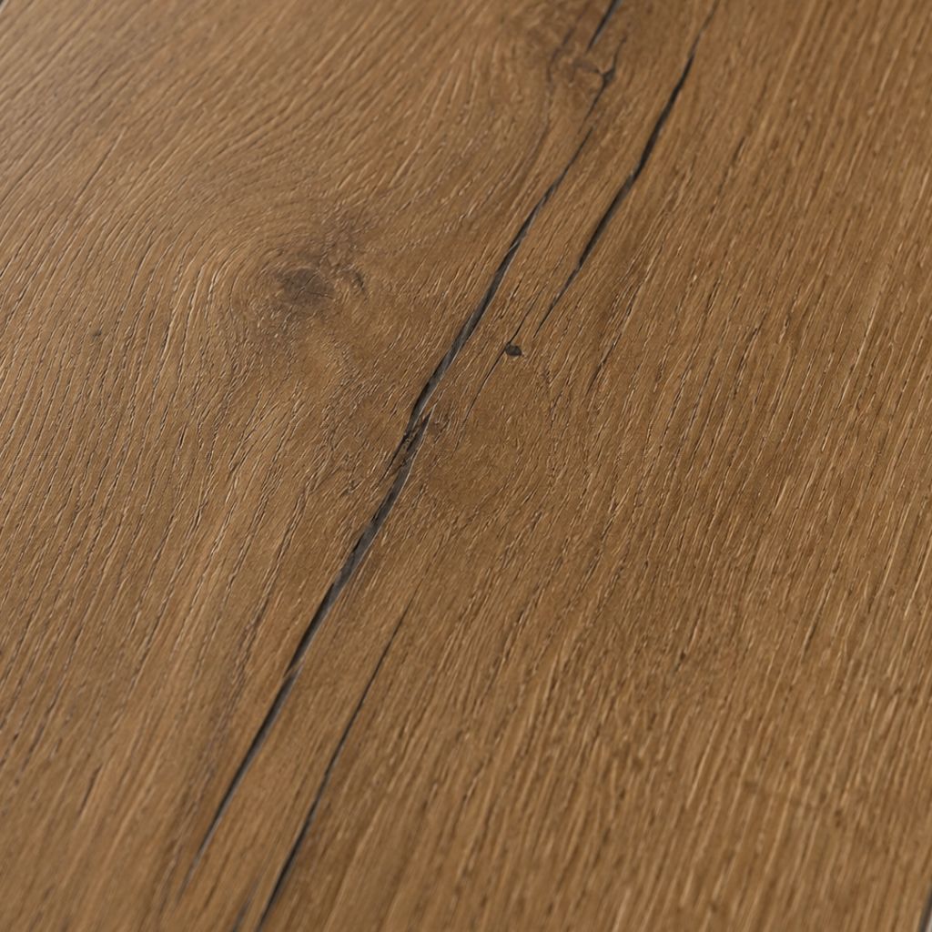 Nahaufnahme der Holzmaserung von Klick Vinyl Eiche Vien mit feinen Rissen und Ast von Floor4all