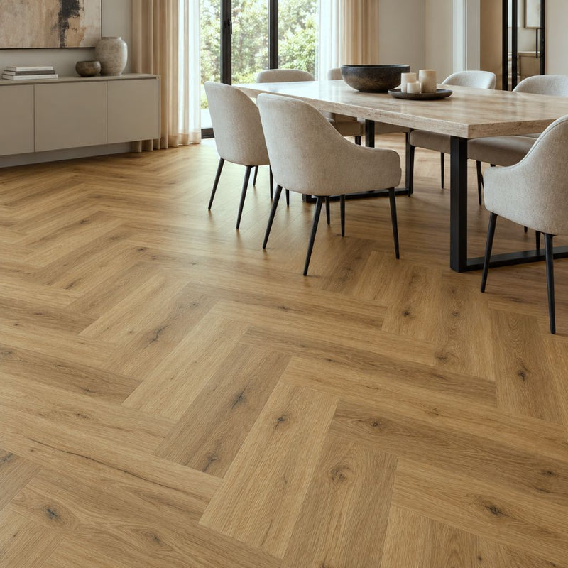 Klick Vinyl Fischgrät Fresh Oak Authentic in Natureiche unter Esstisch im hellen Esszimmer von Floor4all