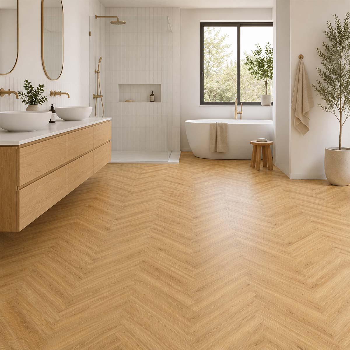Klick Vinyl Fischgrät Fresh Oak Authentic im modernen Badezimmer mit warmer Holzoptik