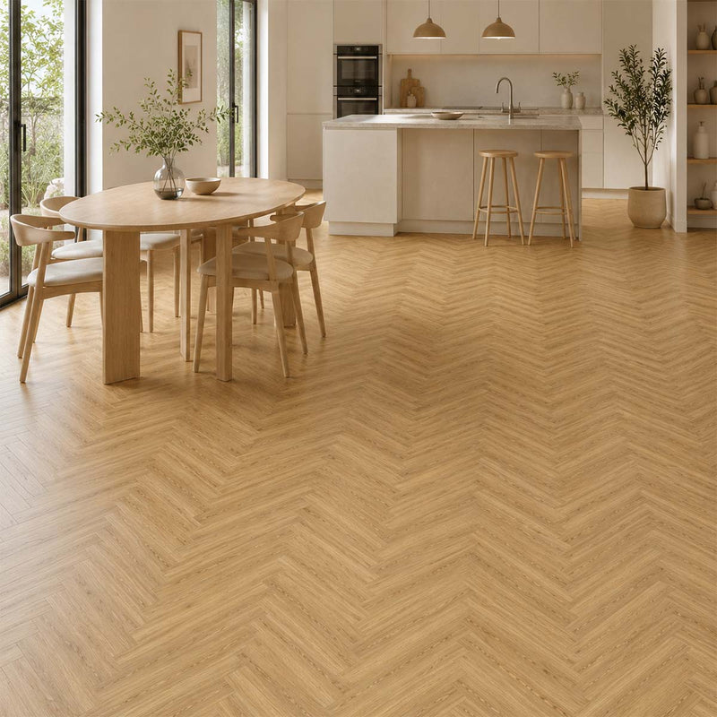 Klick Vinyl Fischgrät Fresh Oak Authentic in heller Küche mit Essbereich und Fischgrätmuster