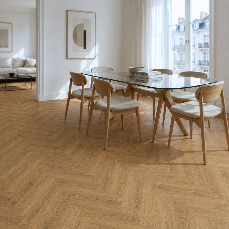Klick Vinyl Fischgrät Fresh Oak im hellen Esszimmer mit Glastisch und Holzstühlen von Floor4all