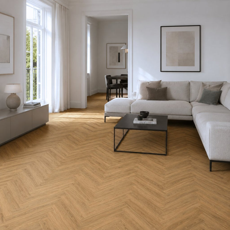 Klick Vinyl Fischgrät Fresh Oak im modernen Wohnzimmer mit hellem Sofa und Tageslicht von Floor4al