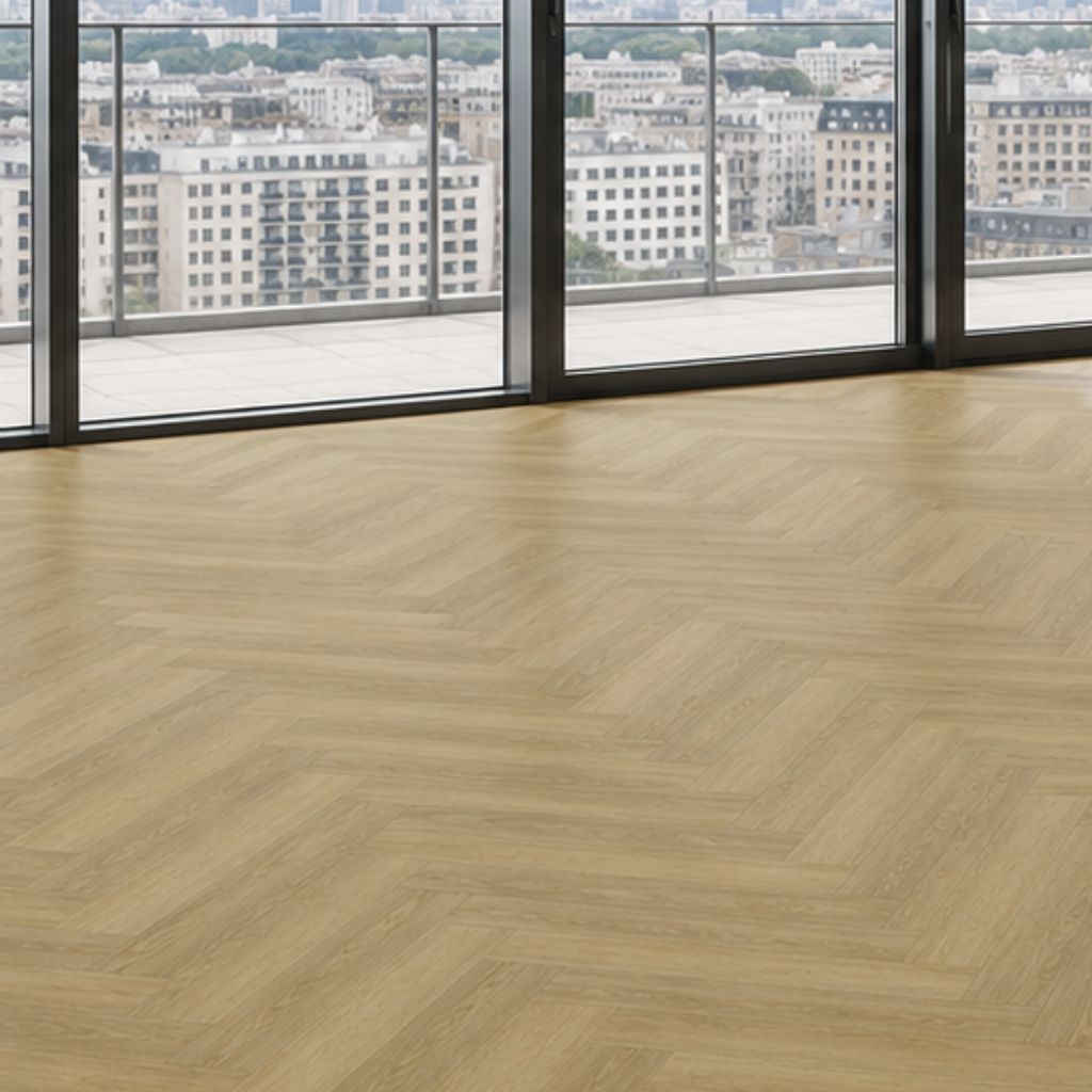 Großer heller Raum mit Fischgrät-Boden & großen Fenstern – Herringbone-Muster durchgehend elegant, offene Raumwirkung