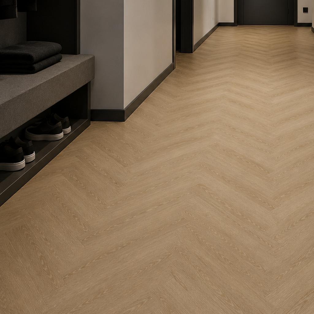 Elegantes Fischgrät-Muster in authentischer Eichen-Optik zieht durch modernen Flur mit Tiefenwirkung.