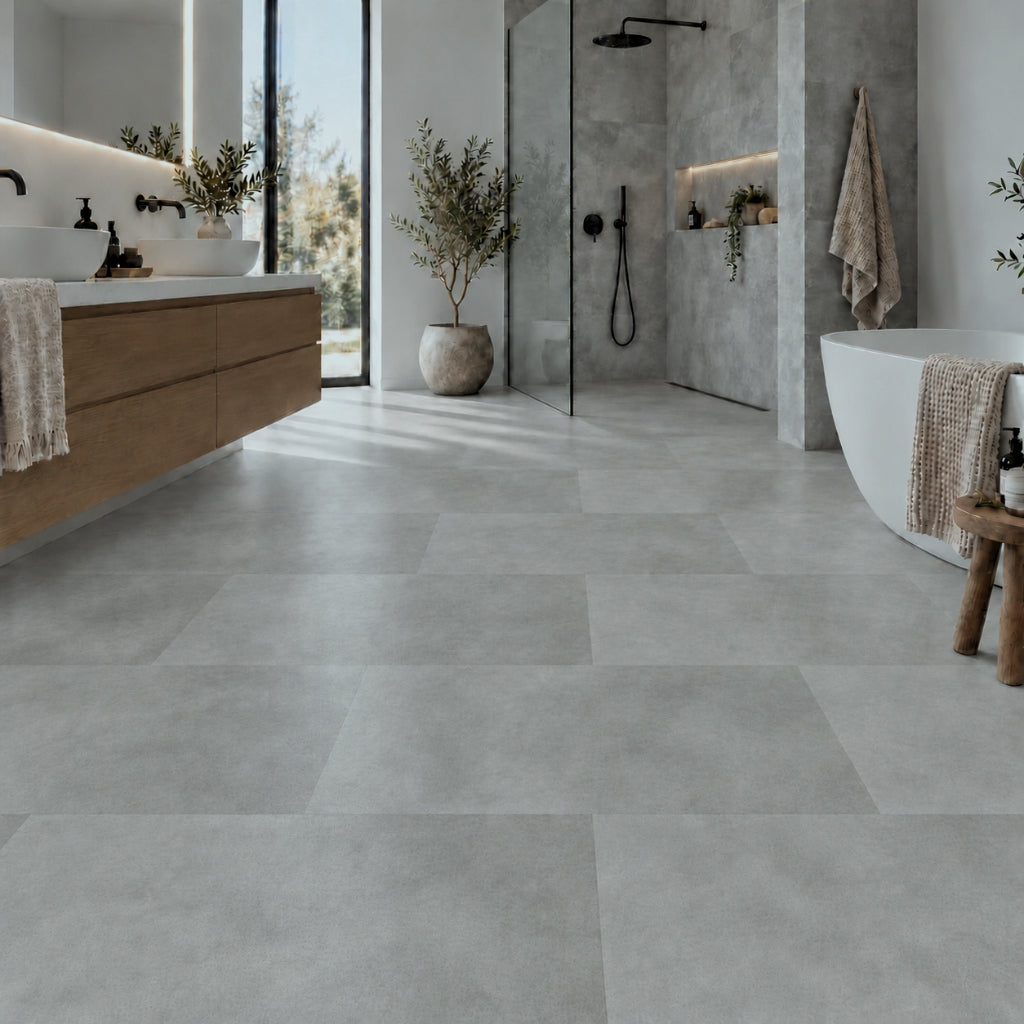 Badezimmer mit Klick Vinyl Fliese Betonoptik Gran hell im quadratischen Format 61 × 61 cm von Floor4all