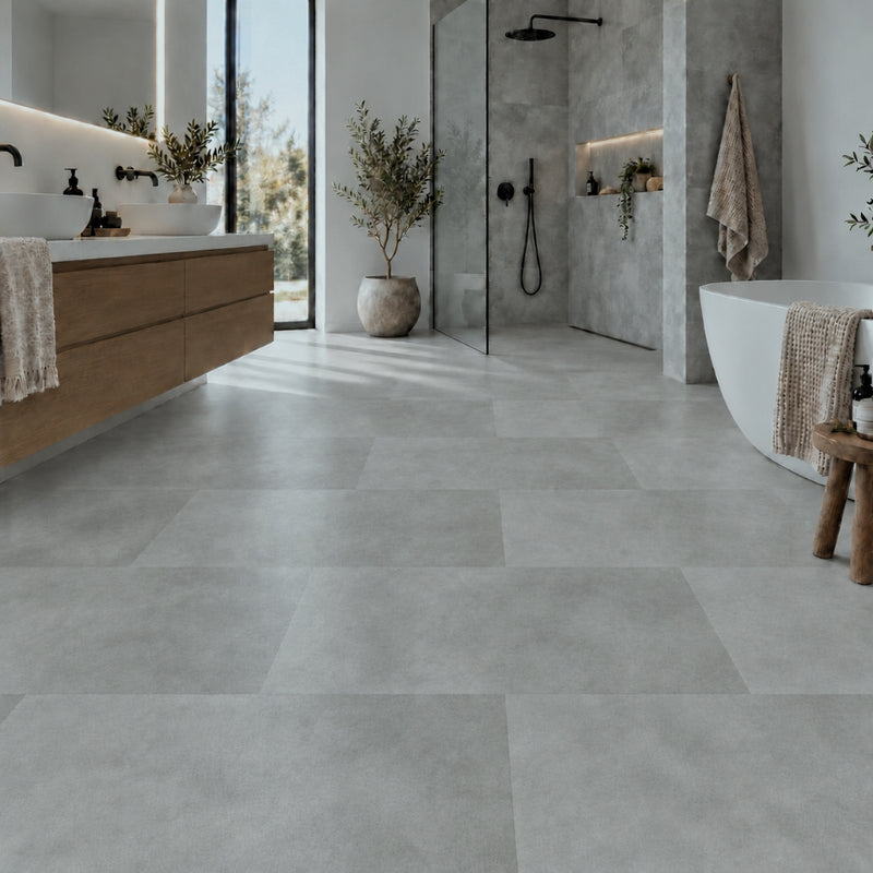 Badezimmer mit Klick Vinyl Fliese Betonoptik Gran hell im quadratischen Format 61 × 61 cm von Floor4all