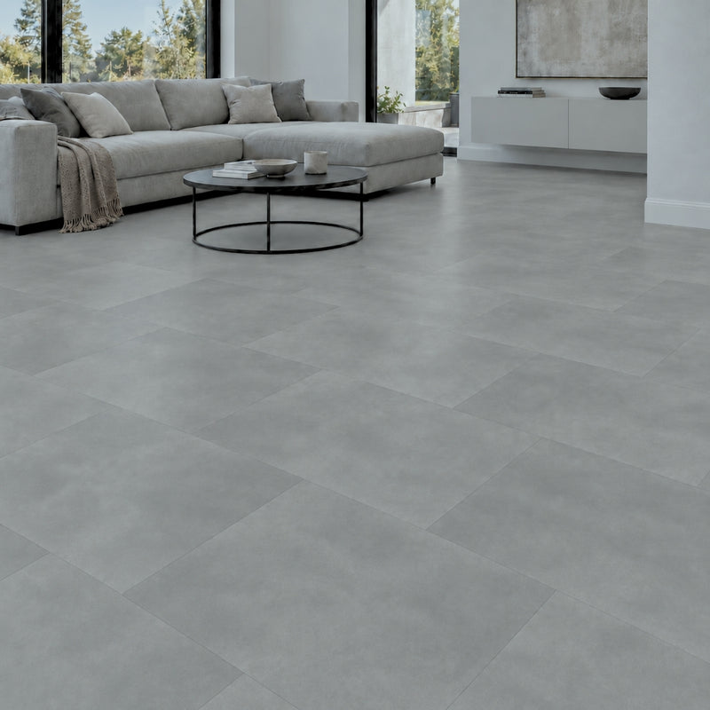 Wohnzimmer mit Klick Vinyl Fliese Betonoptik Gran hell in großzügiger Fliesenoptik von Floor4all