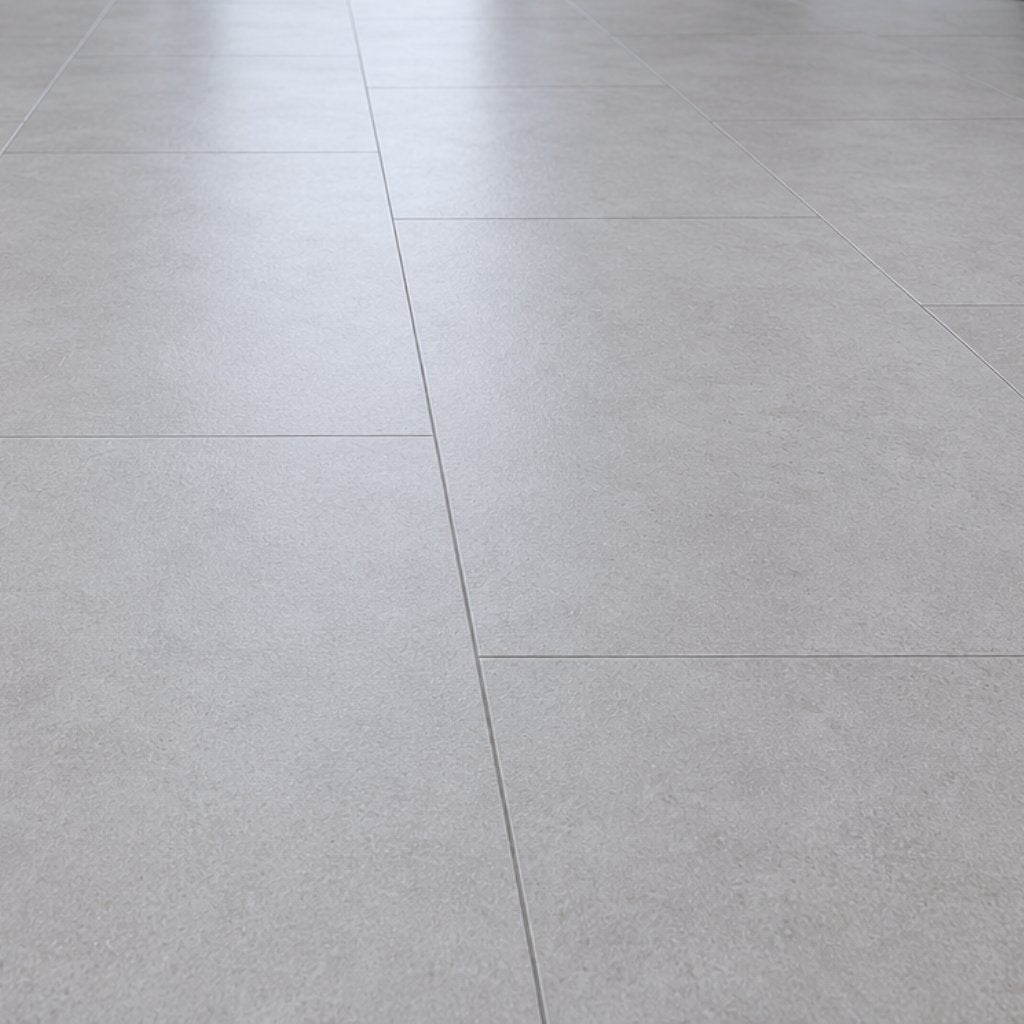 Detailaufnahme Klick-Vinylboden Beton Hell mit 812×406 mm Fliesenformat und versetzter Verlegung, heller Betonlook mit authentischer Struktur
