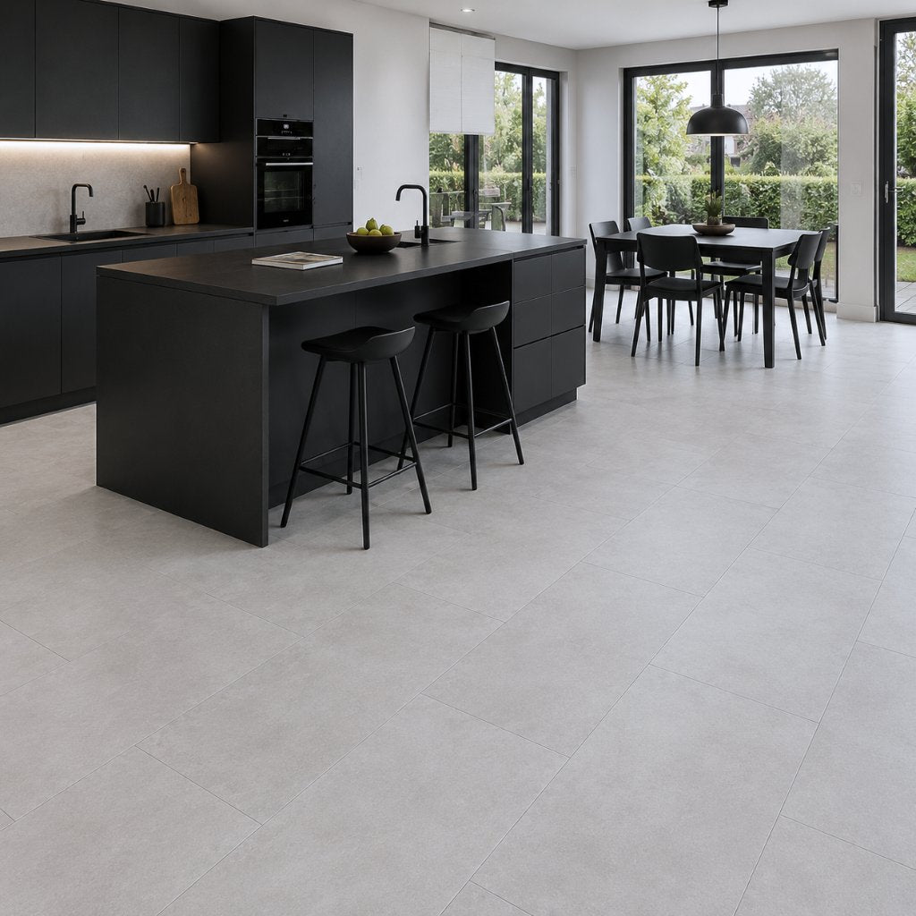 Großzügige offene Küche mit Klick-Vinylboden Beton Hell, 100% wasserfest und formstabil, modern und praktisch für Familie