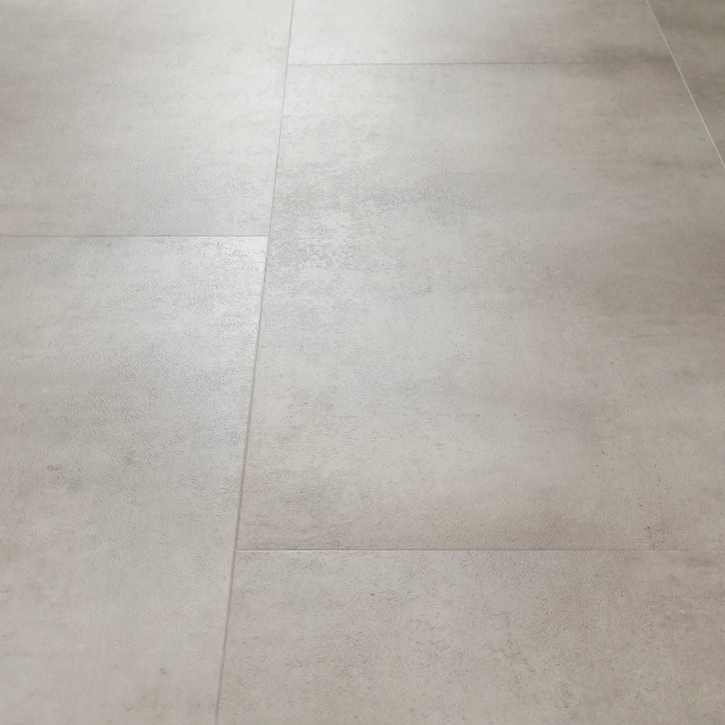 Detailaufnahme der Fliesenoptik von Klick Vinyl Grana mit dezenter Fuge von Floor4all