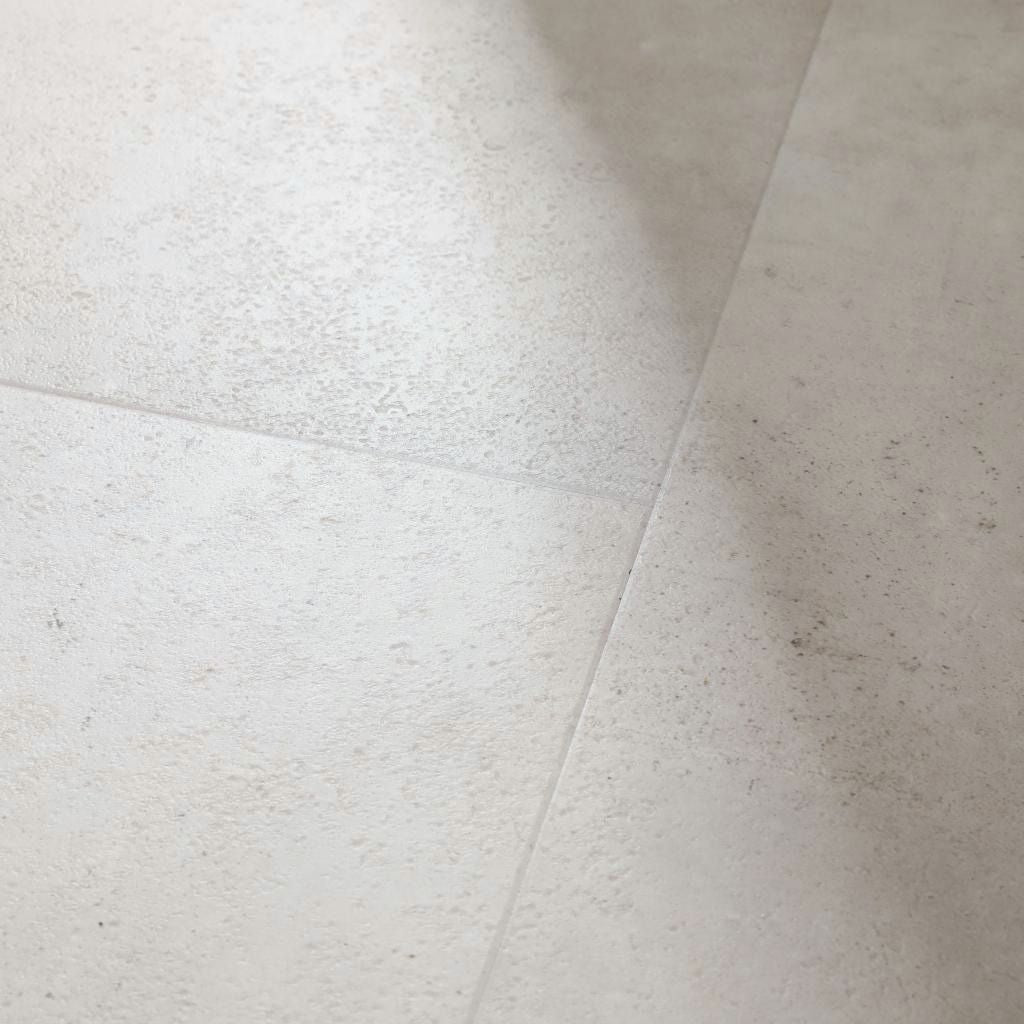 Oberflächenstruktur von Klick Vinyl Fliesenoptik Grana mit natürlicher Steinoptik von Floor4all