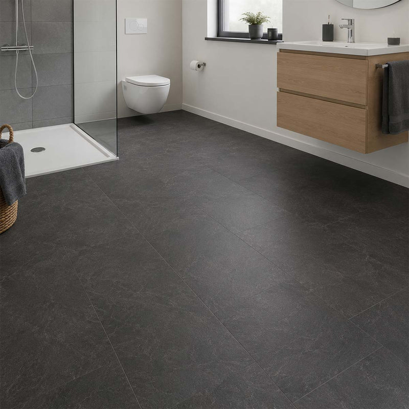 Klick Vinyl Fliesenoptik Schiefer Schwarz mit Trittschalldämmung im modernen Badezimmer verlegt