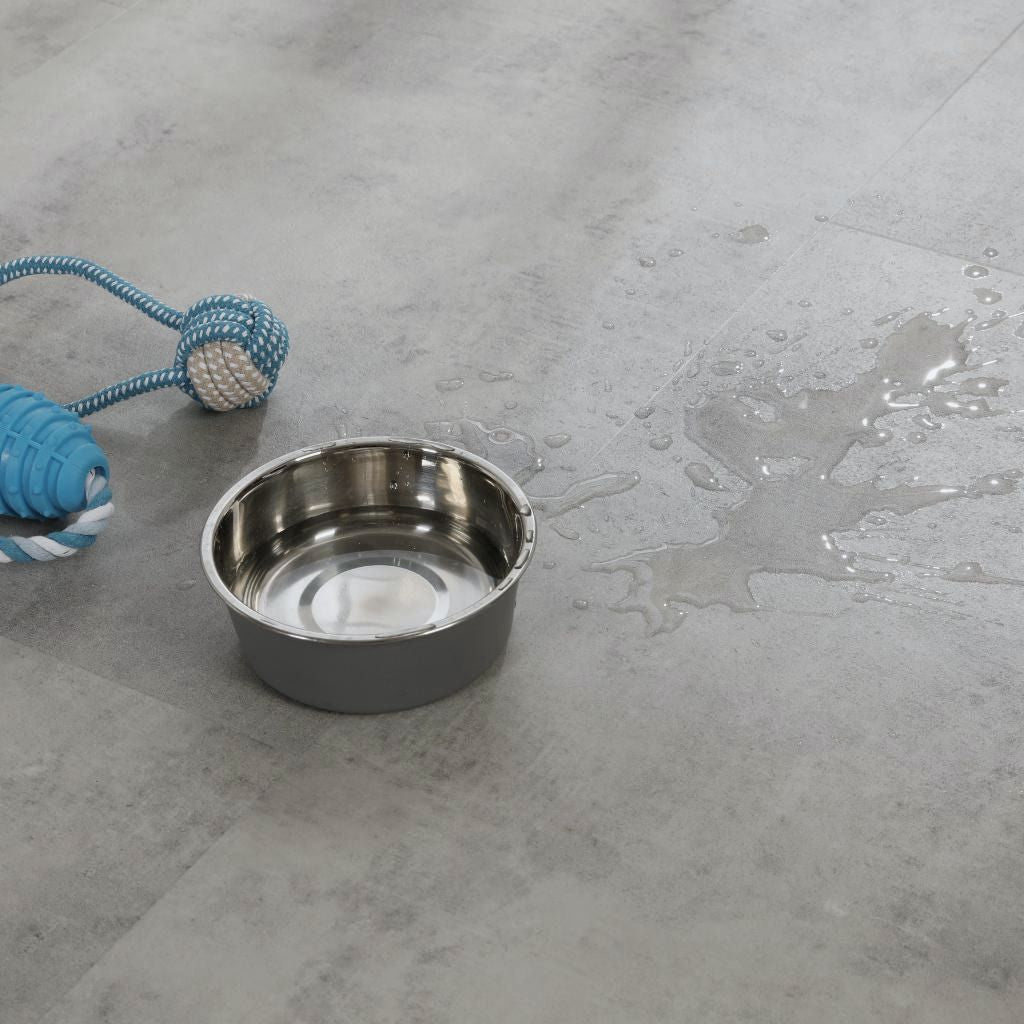 Wasserfeste Oberfläche von Klick Vinyl Fliesenoptik Silex mit Wasserspritzern und Hundenapf – von Floor4all