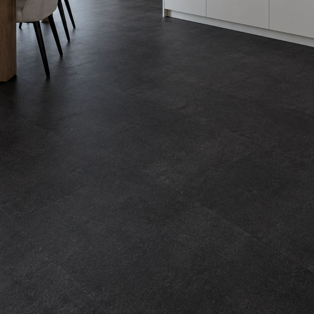 Klick Vinyl Fliesenoptik Solcora Charcoal in Nahaufnahme mit versetztem Fugenbild von Floor4a