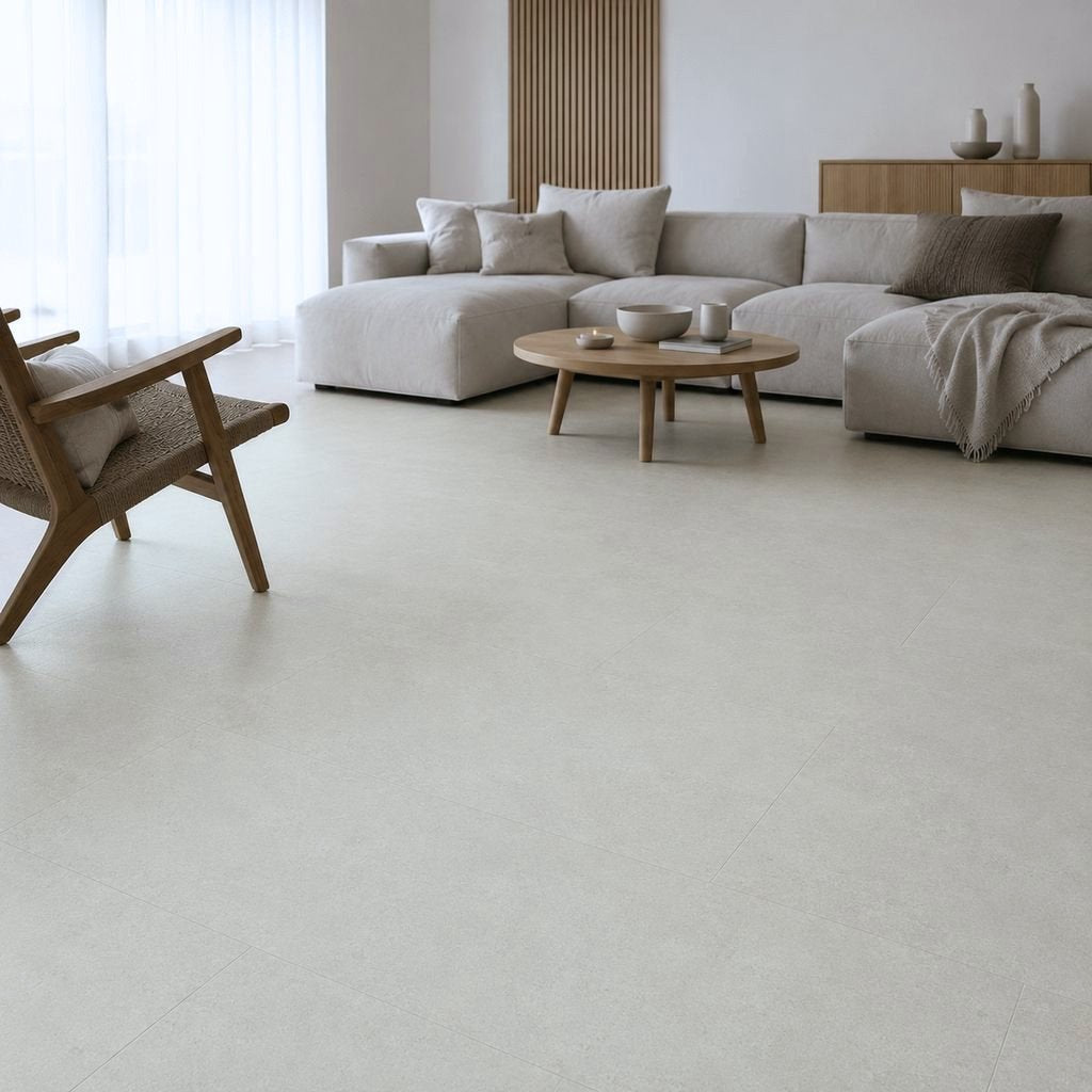 Modernes Wohnzimmer mit Sofa und Klick Vinylboden in Travertin-Fliesenoptik von Floor4all