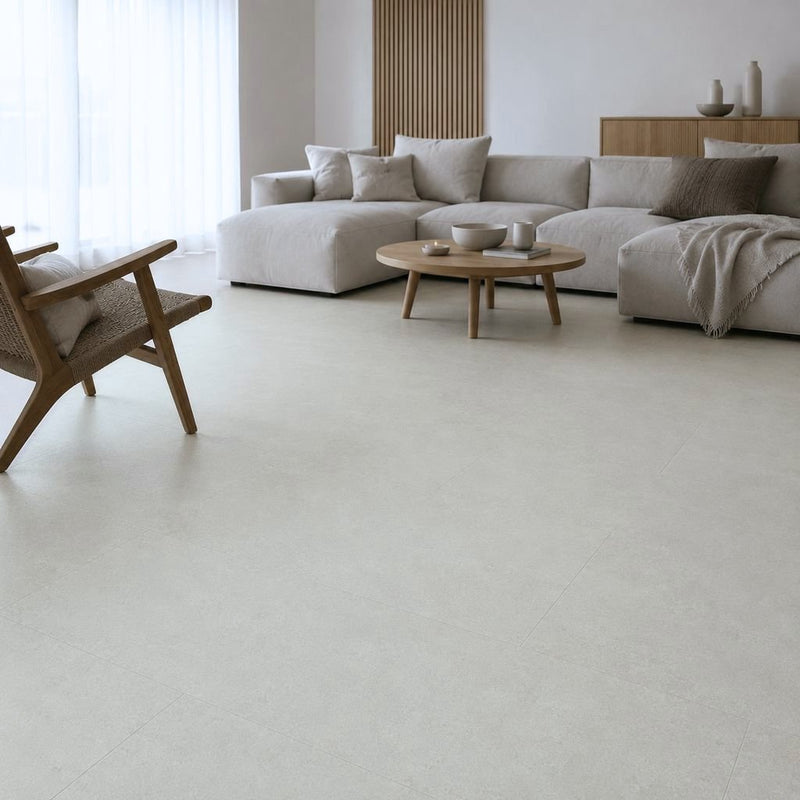 Modernes Wohnzimmer mit Sofa und Klick Vinylboden in Travertin-Fliesenoptik von Floor4all