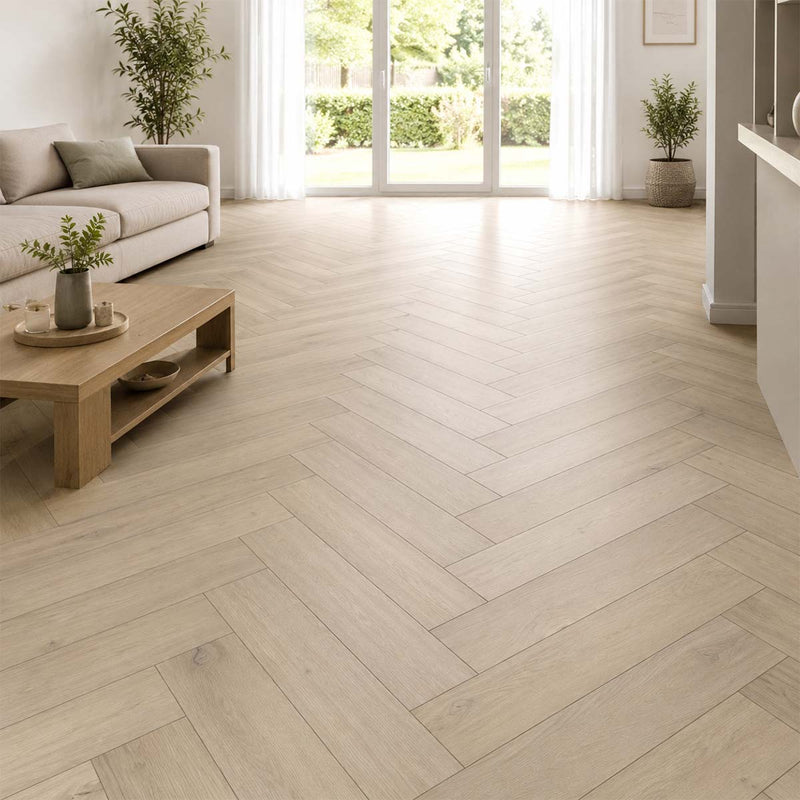 Klick Vinyl Forest Fischgrät mit Kork-Trittschall im hellen Wohnzimmer mit natürlicher Holzoptik