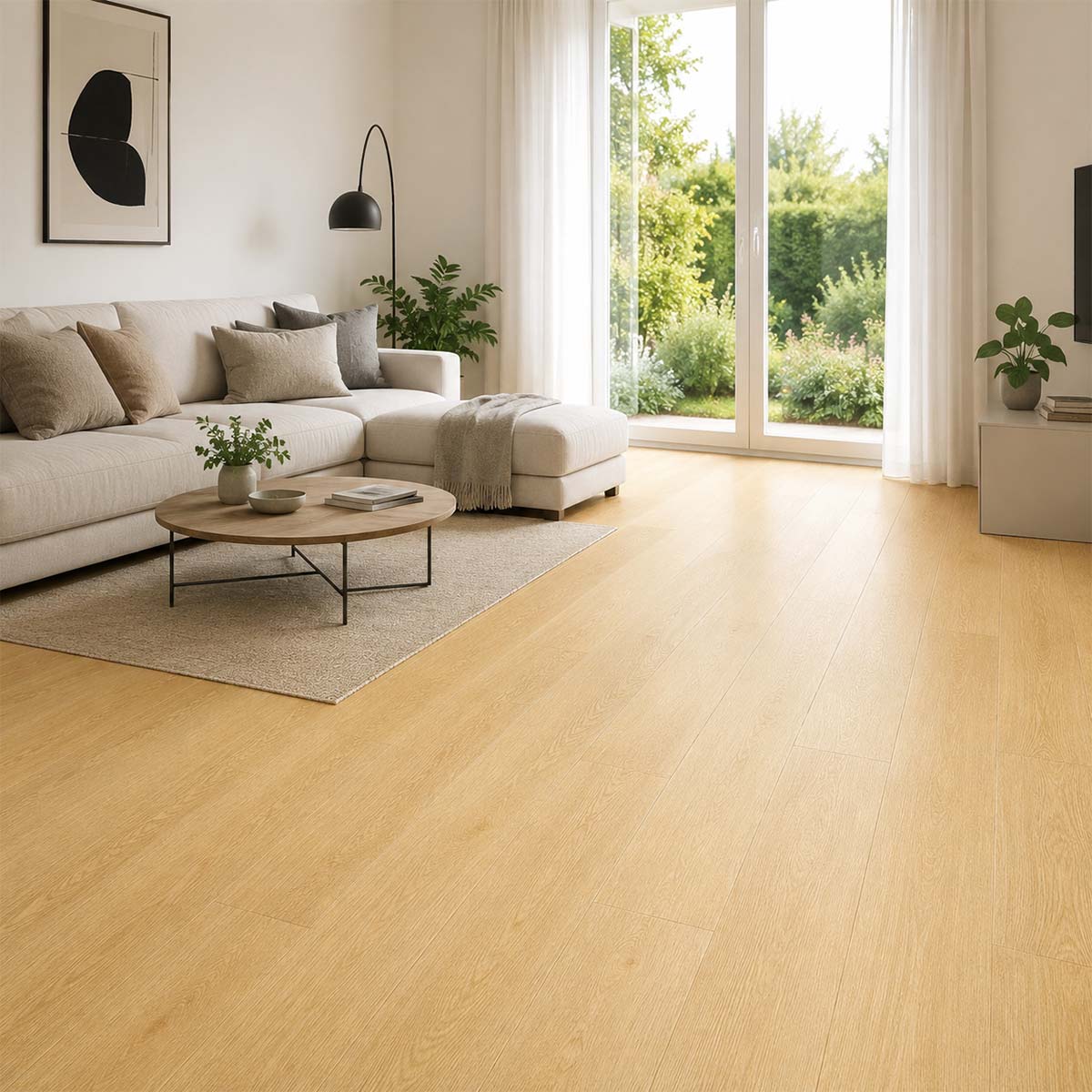 Klick Vinyl GreenLine Basic Eiche Natur im hellen Wohnzimmer mit warmer Eichenoptik
