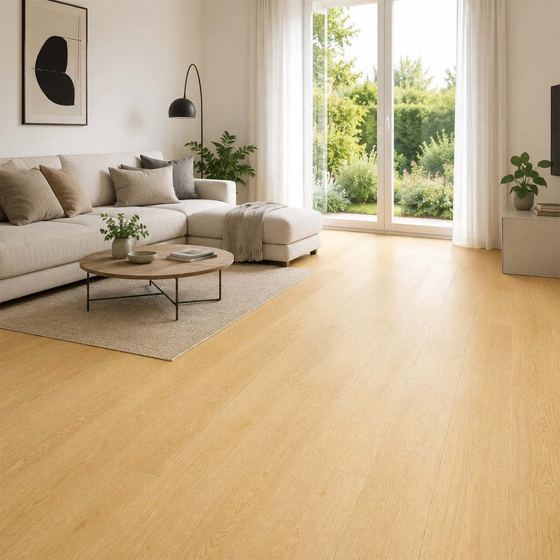 Klick Vinyl GreenLine Basic Eiche Natur im hellen Wohnzimmer mit warmer Eichenoptik