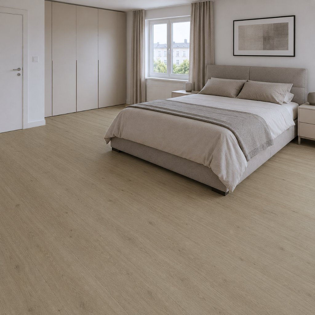 Ruhiges Schlafzimmer mit GreenLine Eiche Ilex Klick-Vinyl, warm und behaglich mit integrierter Trittschalldämmung.