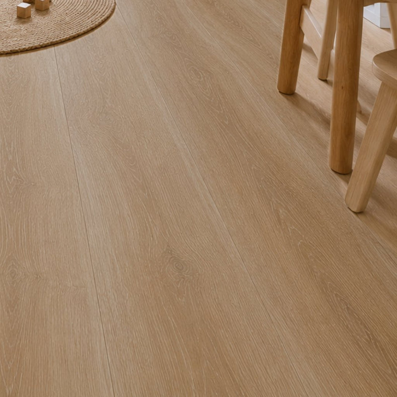GreenLine SPC Silent Eiche Medium Vinylboden - Detailansicht der Oberflächenstruktur und natürlichen Holzmaserung mit Klick-System - Floor4all
