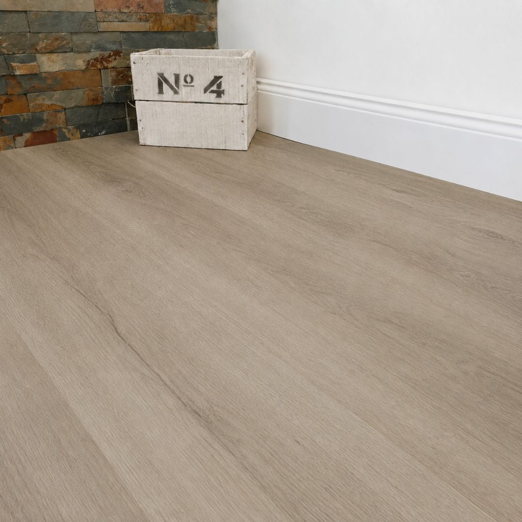 Nahaufnahme der strukturierten Oberfläche zeigt naturgetreue Maserung GreenLine Silent XL Kalahari Eiche sand