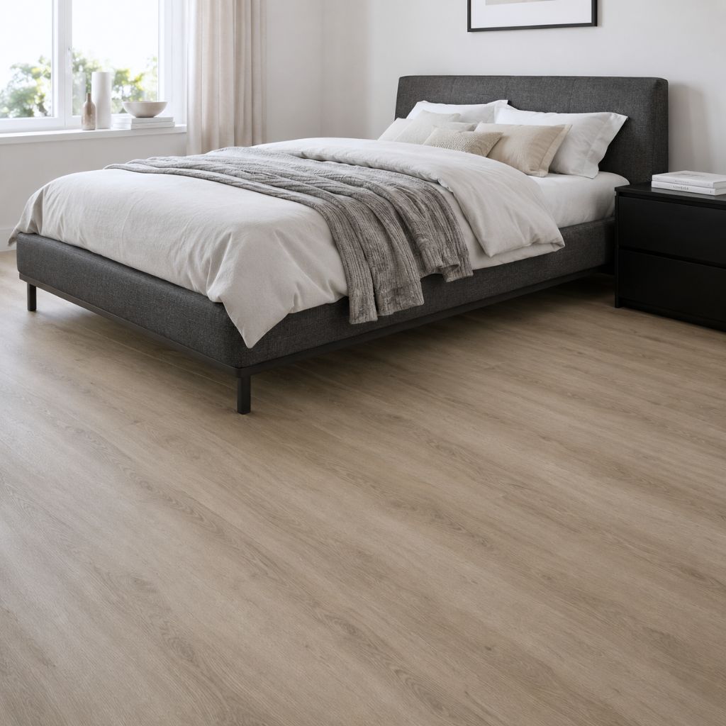 Schlafzimmer mit GreenLine Silent XL Vinylboden Eiche Sand und dunklem Bettgestell