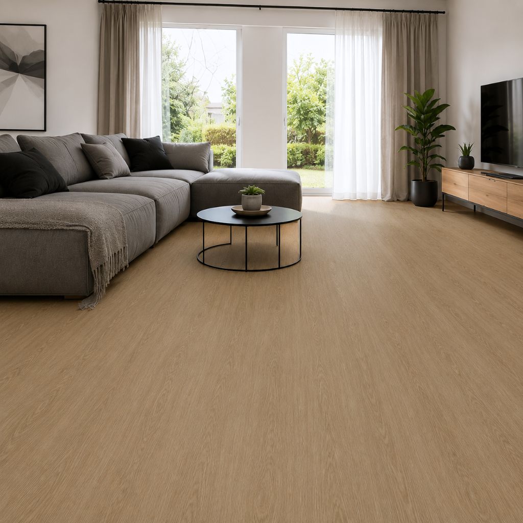 Großes Wohnzimmer mit grauem Sofa, Eiche Nizza Vinyl, natürliche Holzwärme – von Floor4all