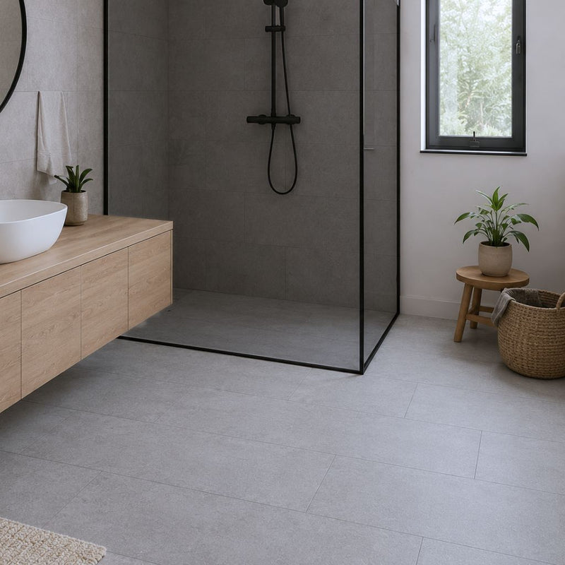 Modernes Badezimmer mit Fliesenoptik-Vinyl in Cement-Grau, Holzwaschtisch und großzügiger Duschfläche – von Floor4all